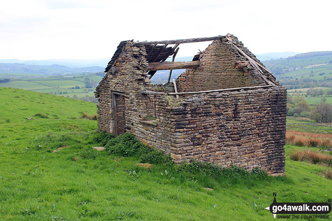 Walk d171 Lantern Pike and Cown Edge Rocks from Hayfield - Derelict stone barn near Rowarth