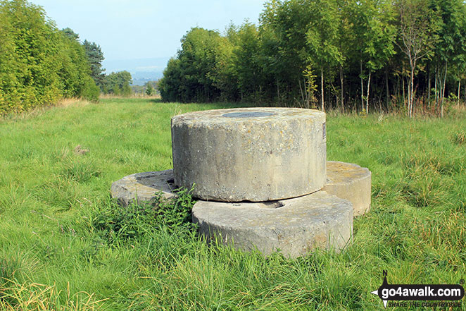 Walk d146 The High Peak Trail and Kenslow Knoll from Middleton-by-Youlgreave - Kenslow Knoll summit