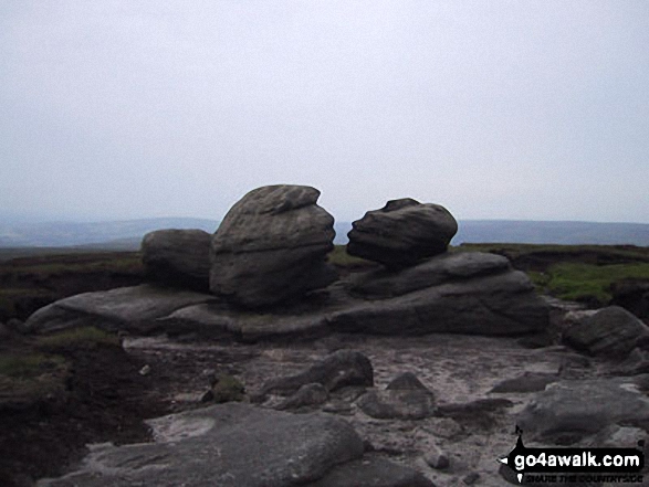 Walk d164 Barrow Stones, Grinah Stones, Bleaklow Stones and Bleaklow Head (Bleaklow Hill) from Woodhead - The Wain Stones - 'kissing'