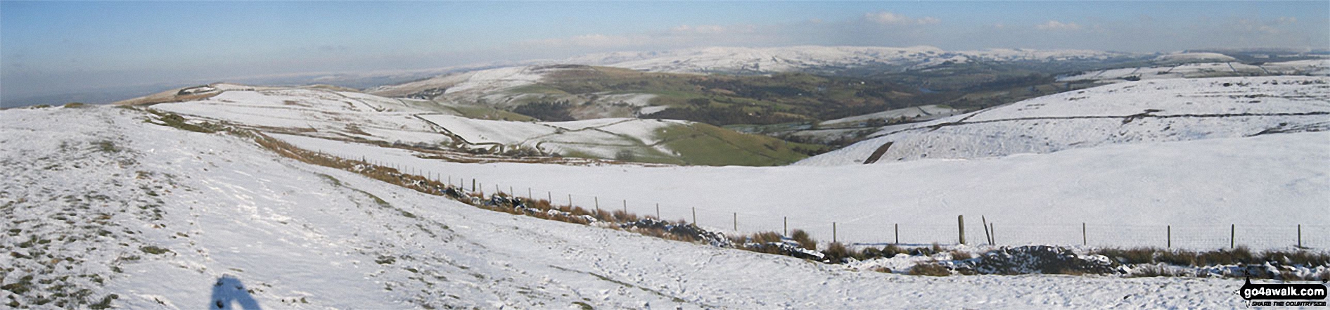 Walk ch207 Sponds Hill and Lyme Park from Higher Poynton - Looking North from the summit of Sponds Hill along the Gritstone Trail towards Bowstonegate Farm (left) and Kinder Scout (right)