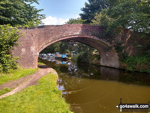 Walk ch120 The Bridgewater Canal from Lymm - Pickerings Bridge over The Bridgewater Canal near Thelwall