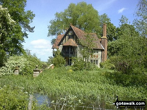 Walk bu168 The River Thame and Nether Winchendon from Dinton - Weir Cottage, near Eythrope Park