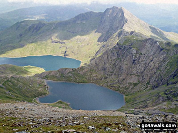 Walk gw117 Snowdon and Yr Aran via The Watkin Path from Bathania, Nantgwynant - Glaslyn (bottom), Llyn Llydaw and Y Lliwedd (right) from the top of The PYG/Miners' Track, Snowdon