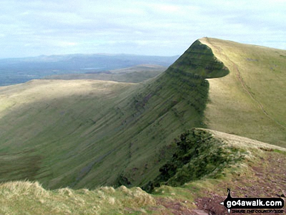 Walk po136 Corn Du and Pen y Fan from Nant Cwm Llwch near Brecon - Craig Cwm Sere and Cribyn from Pen y Fan