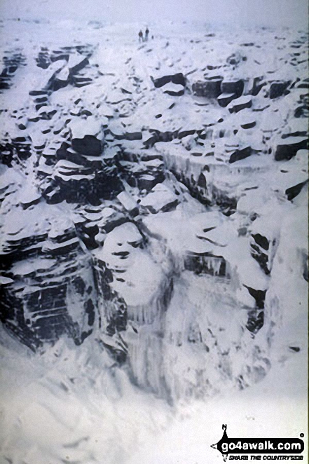 Walk d156 Kinder Low (Kinder Scout), Brown Knoll (Edale), South Head (Hayfield) and Mount Famine from Bowden Bridge, Hayfield - Kinder Downfall frozen solid