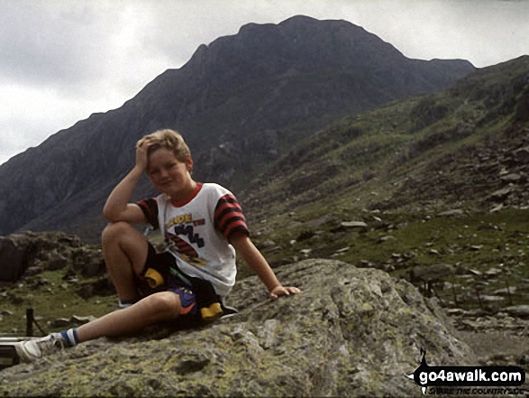 Walk gw147 Y Garn (Glyderau) from Ogwen Cottage, Llyn Ogwen - CJ with Tryfan in beyond from near Llyn Ogwen