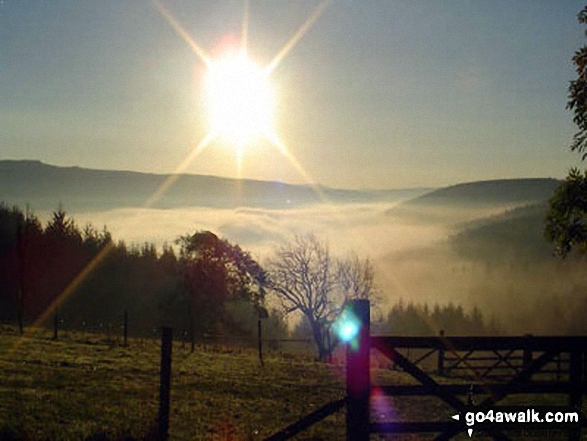 Walk d212 Alport Castles from Fairholmes Car Park, Ladybower Reservoir - Temperature inversion in the Upper Derwent Valley seen from Rowlee Pasture