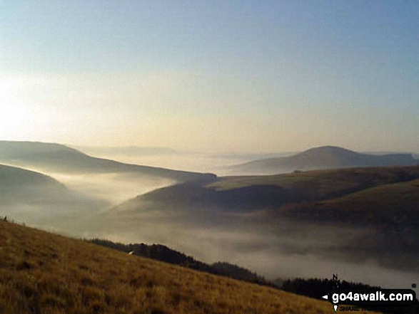 Walk d212 Alport Castles from Fairholmes Car Park, Ladybower Reservoir - Temperature inversion in the Upper Derwent Valley seen from Rowlee Pasture