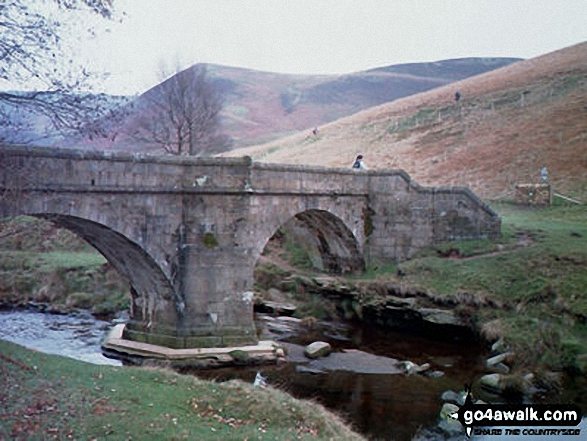 Walk d298 Back Tor and Margery Hill from Fairholmes Car Park, Ladybower Reservoir - Packhorse Bridge at the North end of Howden Reservoir