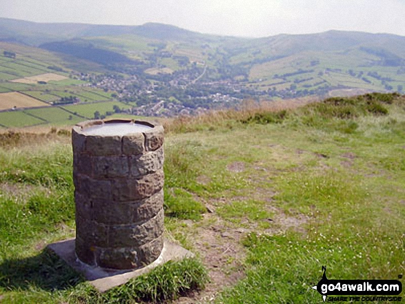 Walk d171 Lantern Pike and Cown Edge Rocks from Hayfield - Lantern Pike summit with Mill Hill (Ashop Head), Kinder Scout and<br>Chinley Churn and Hayfield beyond