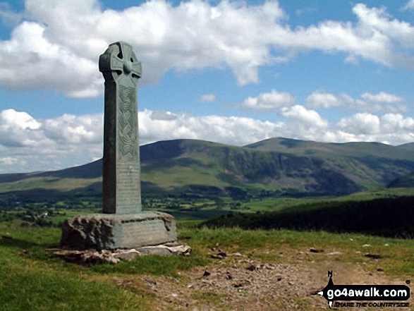 Walk c321 Skiddaw and Lonscale Fell from Millbeck, nr Keswick - Monument on the Cumbria Way near Applethwaite