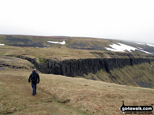 Walk c419 Brownber Hill, Backstone Edge and High Cup Nick from Dufton - Approaching High Cup Gill above High Cup Nick, High Cup with Murton Fell beyond