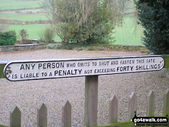 Walk ny108 Dodd Fell Hill and Drumaldrace (Wether Fell) from Hawes - Amusing gate sign in Gayle