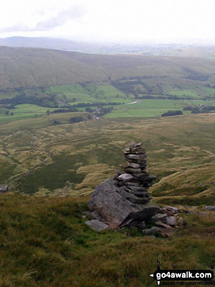 Cairn on Mallerstang Edge on the descent from High Seat (Mallerstang) 