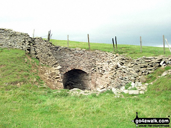 Walk ny140 Fremington Edge and Calver Hill from Reeth - Old Kiln workings on Fremington Edge