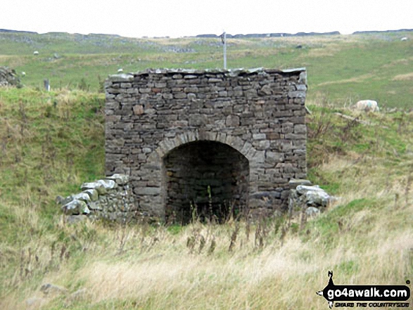 Walk ny140 Fremington Edge and Calver Hill from Reeth - Old Kiln workings on Fremington Edge