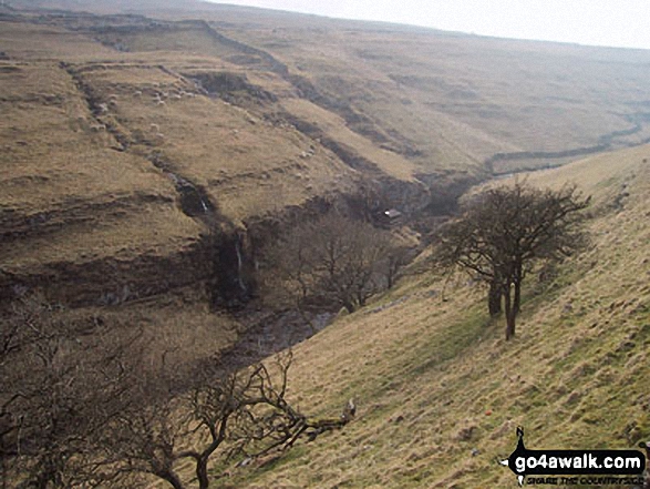 Walk ny135 Fountains Fell and Darnbrook Fell from Dale Head - Dawson Close (left) and Pen-y-ghent Gill from near Swan Dike