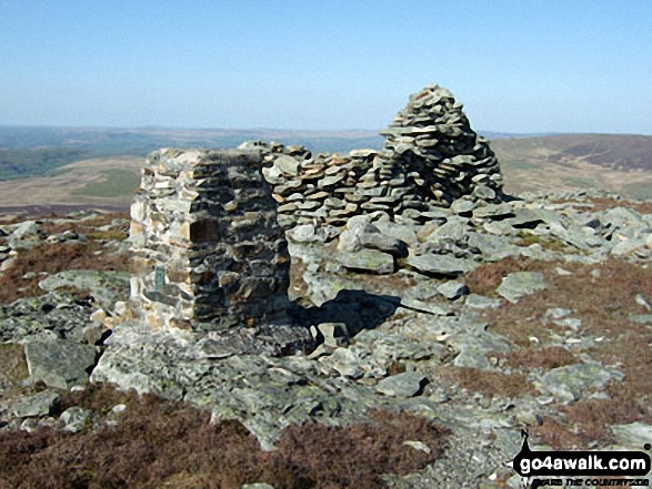 Walk gw104 Carnedd y Filiast and Arenig Fach from Llyn Celyn - Arenig Fach summit trig point and shelter