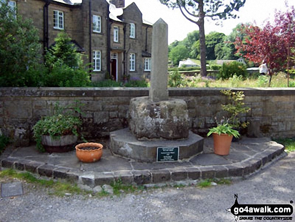 Walk d223 Durham Edge, Great Hucklow and Little Hucklow from Bradwell - Great Hucklow cross