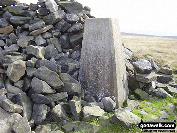 Walk gm134 Stable Stones Brow (Hoarstone Edge) and Alphin Pike from Dove Stone Reservoir, Greenfield - Alphin Pike summit trig point