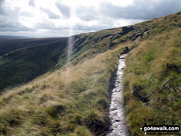 Walk d213 Black Chew Head (Laddow Rocks) and The Longdenden Trail from Hadfield - Looking back along The Pennine Way to Black Chew Head (Laddow Rocks)