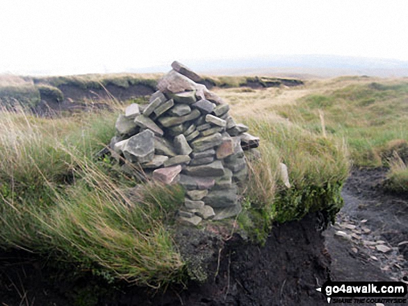 Walk d205 Black Chew Head (Laddow Rocks) and Black Hill (Soldier's Lump) from Crowden - Waymarker cairn on Tooleyshaw Moss marking the entrance to a section of peat groughs