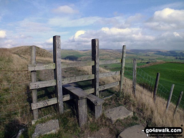 Walk d262 South Head and Mount Famine from Hayfield - Stile on Chinley Churn