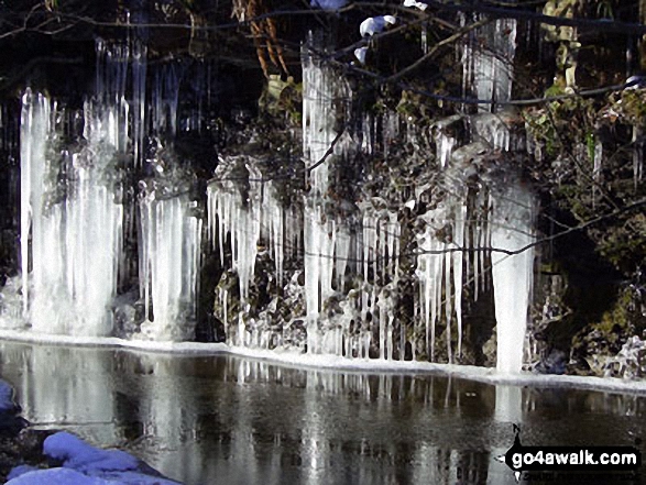 Walk ny108 Dodd Fell Hill and Drumaldrace (Wether Fell) from Hawes - Icicles near Hawes