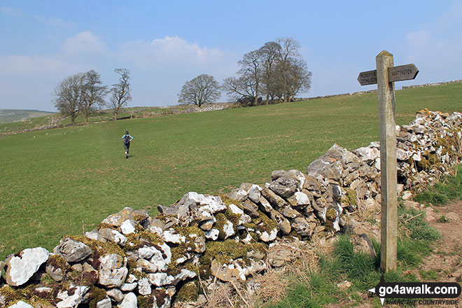 Walk d312 Carder Low, The High Peak Trail and The Tissington Trail from Hartington - Crossing fields north of Carder Low