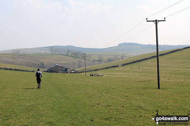 Walk d141 The High Peak Trail, Pilsbury Castle Hills and Upper Dove Dale from Earl Sterndale - Crossing fields heading for Vincent House Farm