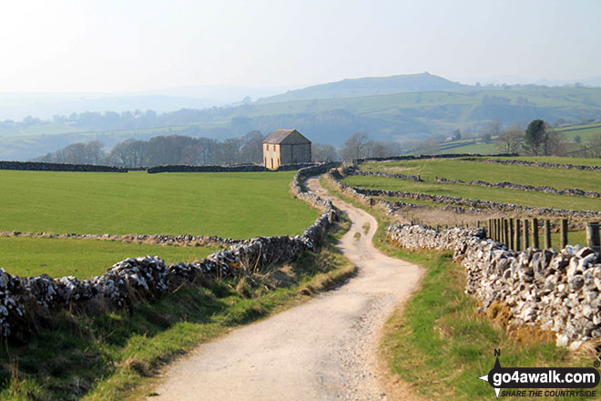 Walk d312 Carder Low, The High Peak Trail and The Tissington Trail from Hartington - Highfield Lane south east of Hartington