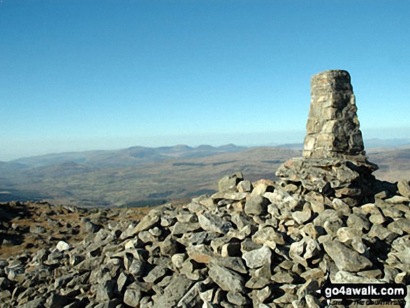 Walk gw146 Aran Fawddwy from Llanuwchllyn - The summit of Aran Fawddwy looking West towards the Rhinogs